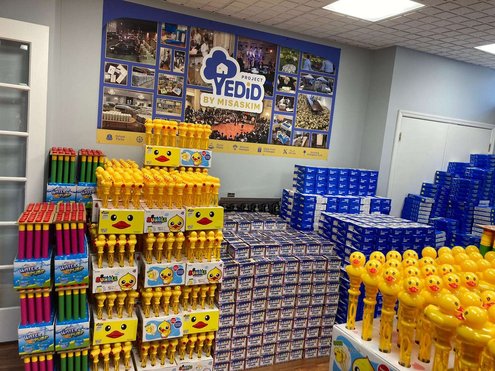 PHOTOS: Project Yedid of Misaskim Delivers Joy to More Than 115 Children in the Lakewood Area