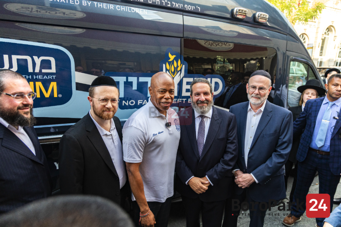 Mayor Eric Adams Pays a Visit To Boro Park Amid Yom Tov Atmosphere
